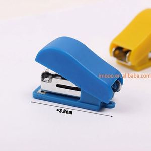 Mini Agrafeuse Portable de Bureau et Scolaire la Plus Vendue – Coffret Cadeau Promotionnel - Product Image 3