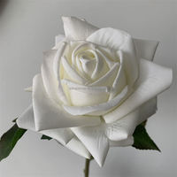 B-1344 Vente en gros de roses artificielles populaires, diamètre 13,5 cm, grandes têtes de roses blanches, fleurs au toucher réel pour la décoration de mariage