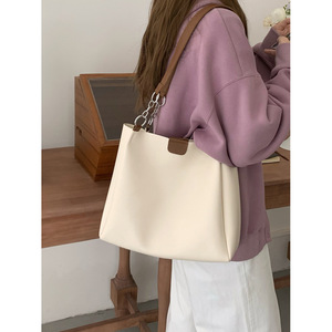 Bolso Tote para Mujer, Color Blanco, con Hebilla Magnética y Cadena Decorativa, para Uso Diario, Primavera 2023 - Product Image 3