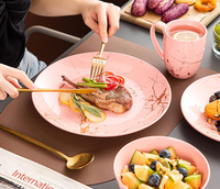 Service de vaisselle moderne en porcelaine marbrée rose poudré, écologique, compatible micro-ondes, sans BPA, 16 pièces (assiettes, bols, tasses) – Collection Luxe pour la cuisine