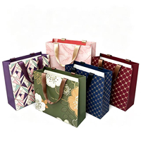 Sac en papier cartonné blanc écologique en matériaux recyclés, conception sans couture avec impression pleine surface, impression offset personnalisée, gaufrage à chaud doré