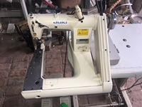 Machine à coudre Juki MS 1261 d'occasion à grande vitesse, à 3 aiguilles, à point de chaînette double, avec alimentation par le bras.