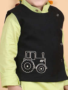 Lindo niño con kurta y pijama tradicionales de estilo étnico, con chaleco negro, aspecto festivo, vista desde atrás, de pie con decoración floral. - Product Image 4