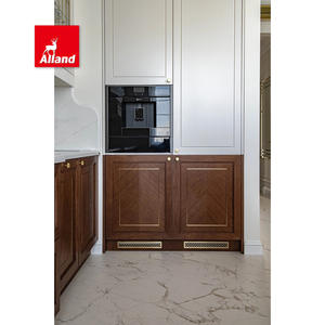 Gabinetes de Cocina de Estilo Neoclásico de Lujo Ligero, con Paneles con Acabado Dorado, en Blanco Mate y Nogal, con Puertas de Vidrio para Villa - Product Image 3