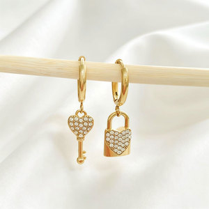 Pendientes de Moda Coreanos al por Mayor de Acero Inoxidable 316L con Baño de Oro PVD de 14k y 18k, Diseño Asimétrico con Zirconia y Cierre de Llave para Mujer - Product Image 1