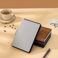 Carnet de notes A5 en cuir PU bleu marine et gris clair avec sangle élastique latérale et fermeture magnétique pour usage professionnel
