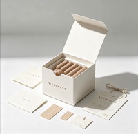 Boîtes cadeaux blanches à couvercle rabattable avec logo personnalisé imprimé, plateau divisé, emballage en carton carré minimaliste pour cosmétiques et soins de la peau