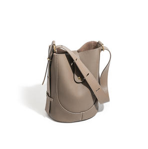 Sac fourre-tout tendance en cuir véritable imperméable avec fermeture éclair, design de niche, doublure en polyester, toutes saisons – Stock usine - Product Image 4