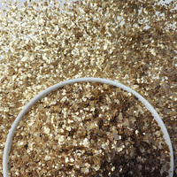 Vente en gros d'usine : Flocons de mica colorés, éclats de roche jaune doré, pour la production de peinture de sol en usine.