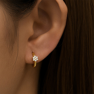 Boucles d'oreilles créoles ROXI en argent sterling 925 avec zircon incrusté en forme de flocon de neige pour femmes - Product Image 4