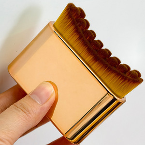 Brosse de massage lymphatique dorée pour le visage, conçue ergonomiquement pour s'adapter parfaitement à la peau, idéale pour le drainage lymphatique et la massage à sec. - Product Image 1