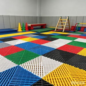 Dalles de sol modulaires en PVC INOLP pour intérieur, antidérapantes, à clipser, pour stades et gymnases. - Product Image 3