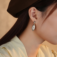 Boucles d'oreilles pendantes personnalisées en argent sterling 925 avec zircone cubique pavée bicolore en forme de marquise