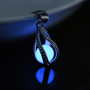 Al por mayor venta al por mayor nuevo tendencias luminosos COLLAR COLGANTE de piedra brillante oscuro Collar para hombres y mujeres - Product Image 1