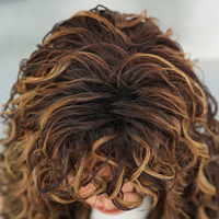 Pelucas de Cabello Sintético Largo y Rizado de 22 Pulgadas, Color Marrón Oscuro con Reflejos Rubio Caramelo, con Flequillo, Resistentes al Calor, Fibra Natural Mate
