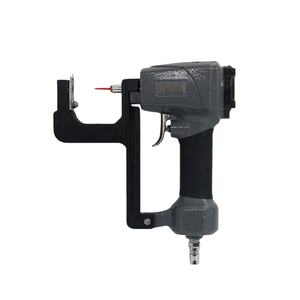 Pistolet à clous pneumatique pour bordures en V, idéal pour le travail du bois, le placage et la fabrication de meubles - Product Image 1