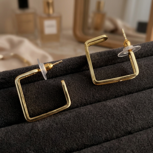 Pendientes de Aro Geométricos Étnicos Vintage de Latón Chapado en Oro Hechos a Mano por Soumya Creations, Modernos y Unisex para Fiesta - Product Image 1