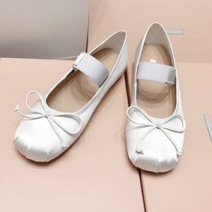 Zapatos Planos de Mujer MIU Otoño 2025, Diseño de Ballet con Punta Redonda, Bordado con Cinta en Terciopelo, Diseño de Lujo Personalizado - Product Image 1