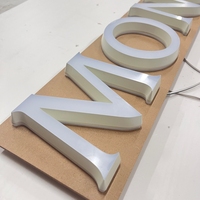 Recommander un panneau LED personnalisé en acrylique blanc avec lettres éclairées par rétroéclairage pour vitrine