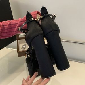 รองเท้าส้นตึกแบบรัดส้นประดับหมุด สายไขว้ หัวเข็มขัดหรูหราสำหรับผู้หญิง - Product Image 3