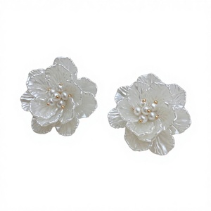 Accesorio de Moda Europeo para el <span class=keywords><strong>Cabello</strong></span>, Pinza de Pelo con Flores de Cristal Acrílico y Perlas, Color Negro, Personalidad Noble y Elegante para Chicas - Product Image 4
