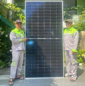 Panneau solaire bifacial Topcon de 575 watts en gros du Vietnam, type N, double vitrage, module PV de niveau 1 pour système commercial - Product Image 3