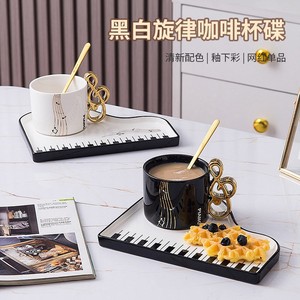 Ensemble tasse et soucoupe en céramique avec accent en forme d'arc (noir et crème) - Vaisselle chic pour le café/le thé à la maison - Product Image 2