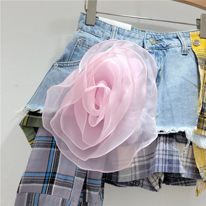 GX9928 Moda 2024 Boutique Vintage Abbigliamento Estivo da Donna, Top Senza Maniche con Motivi Floreali 3D e Shorts in Denim Irregolari, Set 2 Pezzi - Product Image 6
