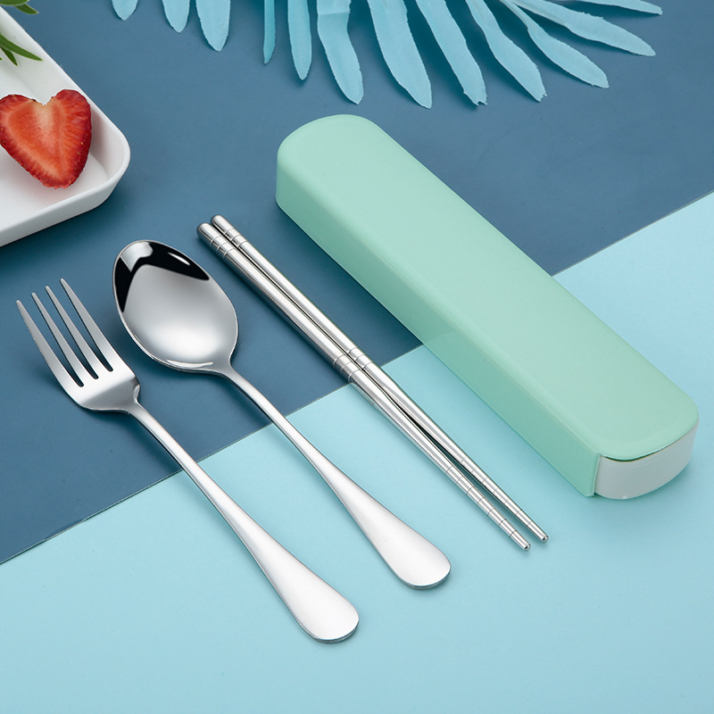 Conjunto europeo sencillo de tres piezas en verde.