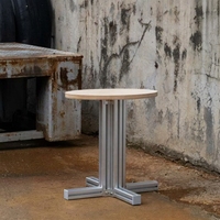 Table basse moderne en bois avec pieds en métal et panier de rangement pour le salon