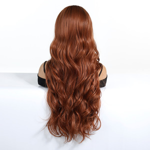 Peluca de Cabello Sintético Naranja de 28 Pulgadas, Fibra de Alta Temperatura, Ondas Sueltas y Ondas Corporales, Marrón Claro, Sin Pegamento, Gorra Ajustable - Product Image 3