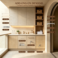 Meuble de salle de bain moderne sur mesure pour appartement, avec porte en rotin, étagère ouverte, éclairage LED sous l'armoire, comptoir en pierre, évier sans poignée, OEM ODM
