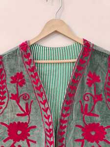Chaleco Suzani de Terciopelo Vintage, Bordado Artesanal, Estilo Boho Chic, Chaleco para Festivales para Mujer, Chaqueta Suzani, Regalo para Ella - Product Image 2