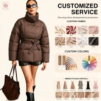 Manteau matelassé tendance pour femme avec ceinture, col montant, chaud et rembourré pour l'hiver, avec poches, coupe élégante et ajustée, ceinture à nouer à la taille, vêtement d'extérieur