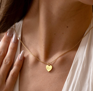 Collana Personalizzata Jietao con Lettera Firma e Cuore Inciso, Gioiello Commemorativo 'Amo la Mamma', Regalo per la Festa della Mamma, Ipoallergenico - Product Image 6