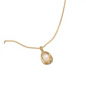 จี้รูปหัวใจผีเสื้อเรซิ่นแบบมินิมอลไม่ซีดจาง สร้อยคอทองแดงสำหรับผู้หญิง สร้อยคอแบบโซ่สำหรับใส่กับเสื้อสเวตเตอร์ - Product Image 3