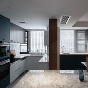 Armoire de cuisine en bois massif en forme de L sur mesure avec plan de travail en pierre de quartz, panneau de porte en acrylique laqué, robinet, charnière - Product Image 3