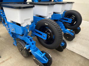 JEEGEE 2BMQE-4E Semoir pneumatique <span class=keywords><strong>de</strong></span> précision sans labour 4 rangs pour oignon et carotte, garantie 2 ans, facile à utiliser, 2155 kg, pour vidéo <span class=keywords><strong>de</strong></span> démonstration - Product Image 2