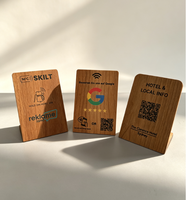 Support NFC en bois personnalisé avec code QR et gravure laser pour menu de restaurant, avis Google et plaque NFC - Fabrication Nichen One