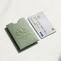 Salbeigrüner Strukturierter Schlüsselkartenhalter mit Geprägtem Lotus-Logo für Spa-Hotel und Wellness-Gästezimmerkarten Großhandel