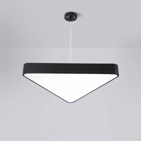 Suspension LED moderne industrielle, design géométrique triangulaire, cadre bicolore, lampe suspendue linéaire, taille personnalisable pour salle de sport et studio