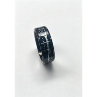 Bague classique en carbure de tungstène plaqué noir 8 mm avec incrustation laser pour hommes de la marque Dome Jewelers