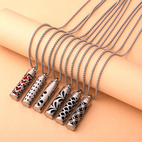 Diffuseur d'huiles essentielles en forme de pendentif, collier d'aromathérapie cylindrique en acier inoxydable, design de médaillon de style bohème