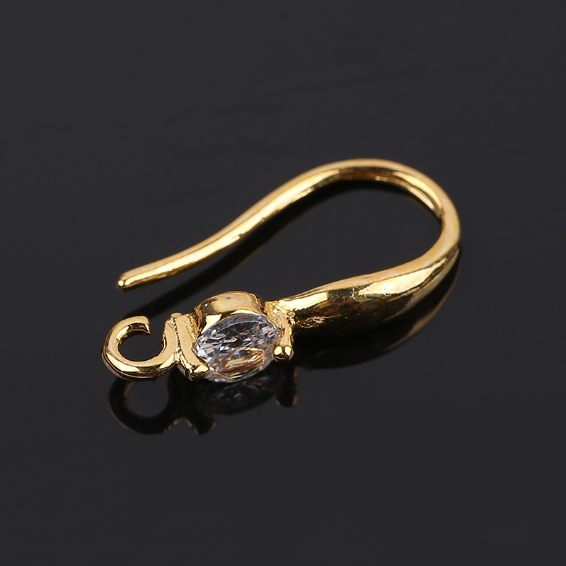 Ganchos para orejas en forma de C con incrustaciones de diamantes dorados
