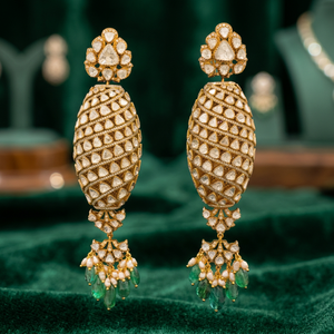 Juego de pendientes tradicionales de diseño intrincado indio Polki Droplet, elaborados en oro de 18 quilates con detalles de esmeralda en forma de pera, producto personalizable. - Product Image 2