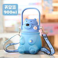 Bouteille d'eau en plastique givrée sans BPA pour enfants, motif ours mignon, grande capacité 900 ml, avec paille et sangle, idéale pour l'école - Nouveauté 2026