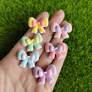 Adornos de resina Kawaii con lazo plano, dijes de lazo en colores caramelo, adornos de resina planos para pinzas de pelo - Product Image 1