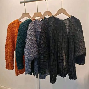 PY 2026 Superventas de Alta Gama: Top Plisado Miyake con Cuadrícula Geométrica, Cárdigan Holgado para el Día a Día, Venta al por Mayor de Prendas de Vestir - Product Image 1