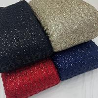 Tissu en dentelle ajourée de luxe avec des détails élégants, idéal pour les robes de mariée, les saris, les lehengas et les tenues de créateurs