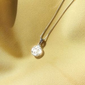 Le collier en calcédoine blanche en forme de petite baleine présente un design luxueux et de niche. C'est un pendentif doux et polyvalent. - Product Image 2